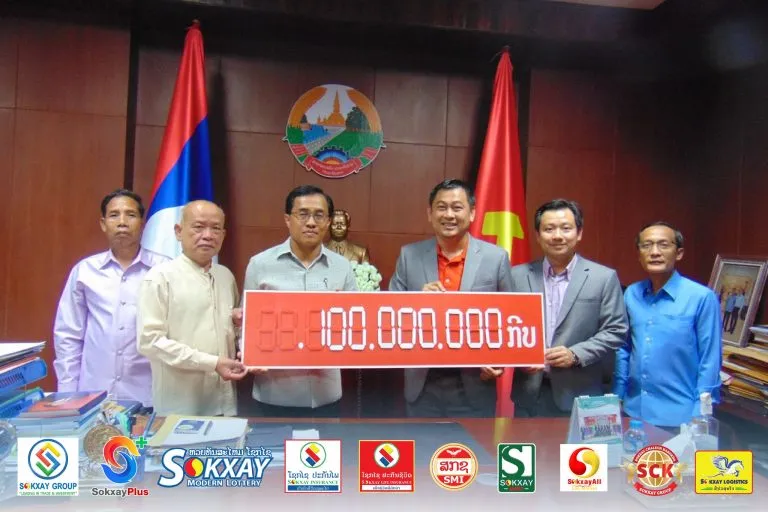 ກຸ່ມບໍລິສັດ ໂຊກໄຊ ມອບເງິນຈຳນວນ 100,000,000 ກີບ